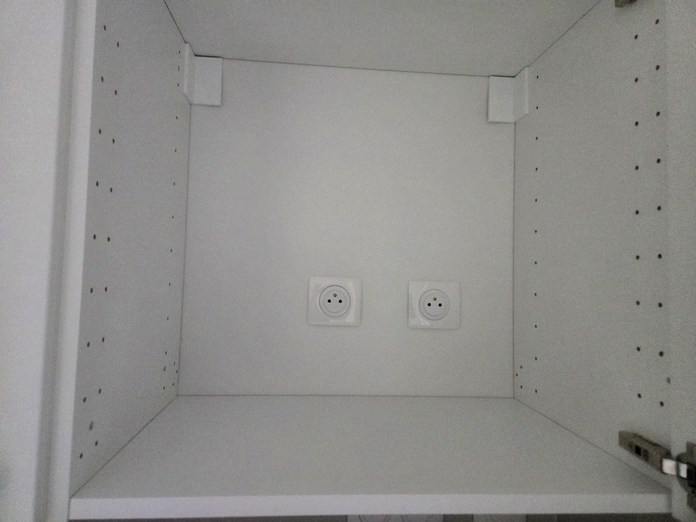 Pose de prise électrique